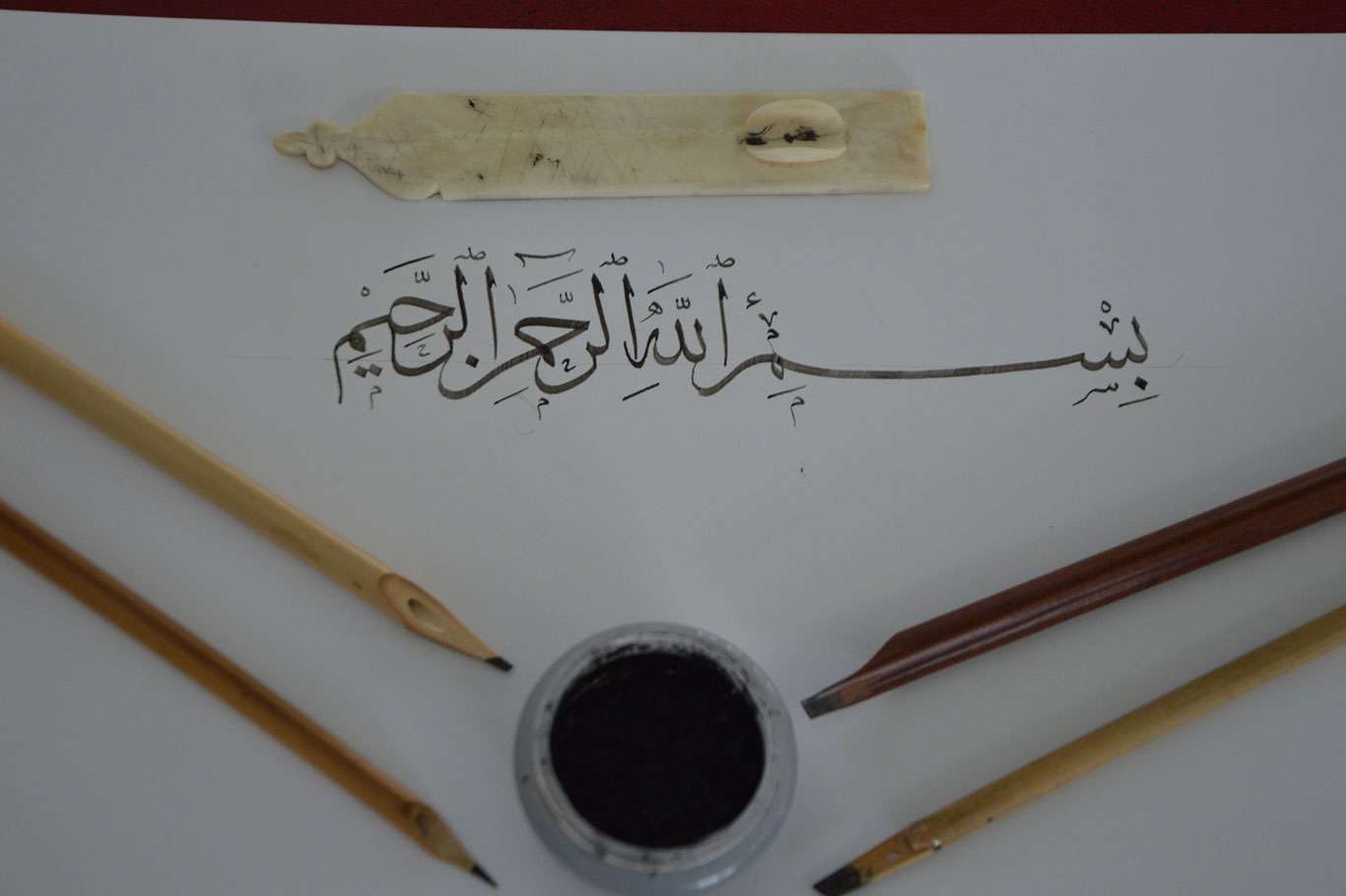 Cismani aletlerle meydana getirilen ruhani hendese: Hat sanatı Cismani aletlerle meydana getirilen ruhani hendese: Hat sanatı